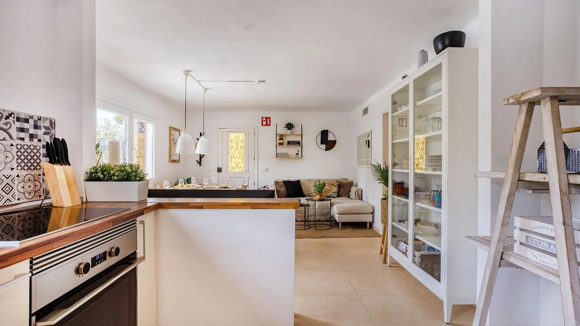 La Casa Escaniana سنتاني 0*,