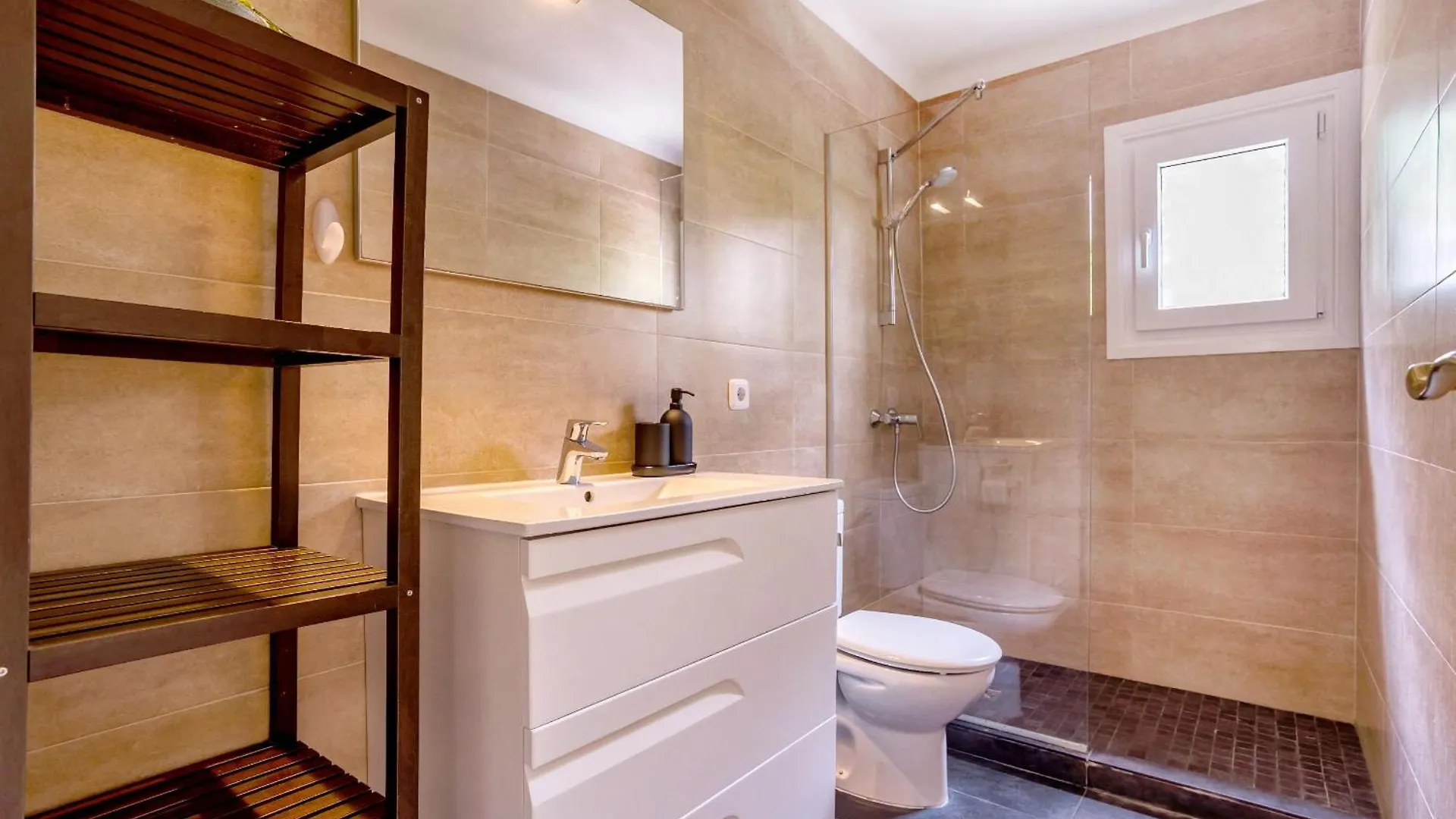 La Casa Escaniana سنتاني 0*,